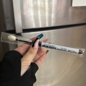Younique Fluffy Crease Brush - Black and White